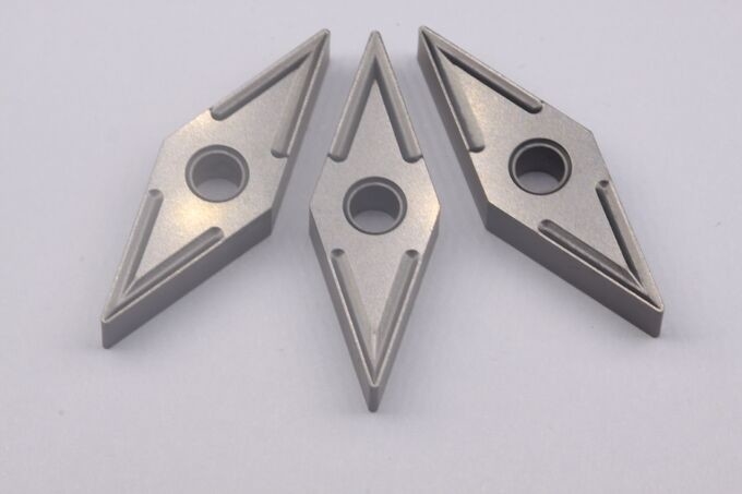 Inserzioni grige di tornitura del diamante di colore per gli strumenti di separazione VNMG160408-MU del tornio di CNC