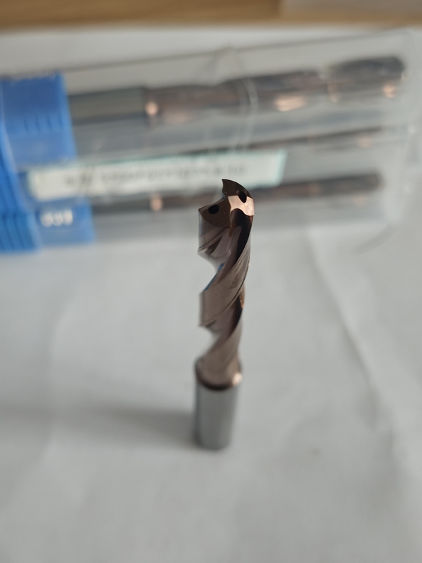 Durezza della trivellazione del carburo HRC55-60 Trivellazione 3D / Trivellazione 5D G-Trivellazione del liquido di raffreddamento interno- 5D Φ8.5 X 5D X 61 X 103 X Φ10mm Carburo solido