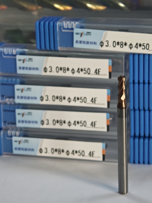 MPE4 Rivestimento AlCr Rivestimento HRC55-60 Massello di fresatura del carburo solido 4 Flutto Flat End Mill 3mm φ3.0 x 8 x φ4 x 50mm