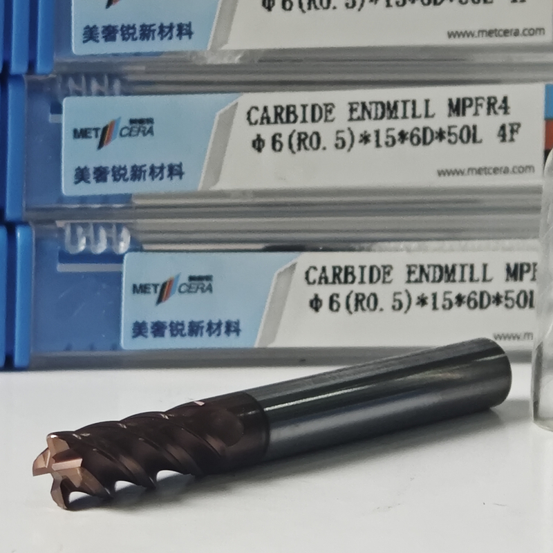 Fabbricazione di macchine di taglio universale a carburo solido 4 flauti Fabbricazione a naso rotondo 6 mm Φ6 R0.5 X15x6Dx50 mm Per pezzi di acciaio pre-induriti